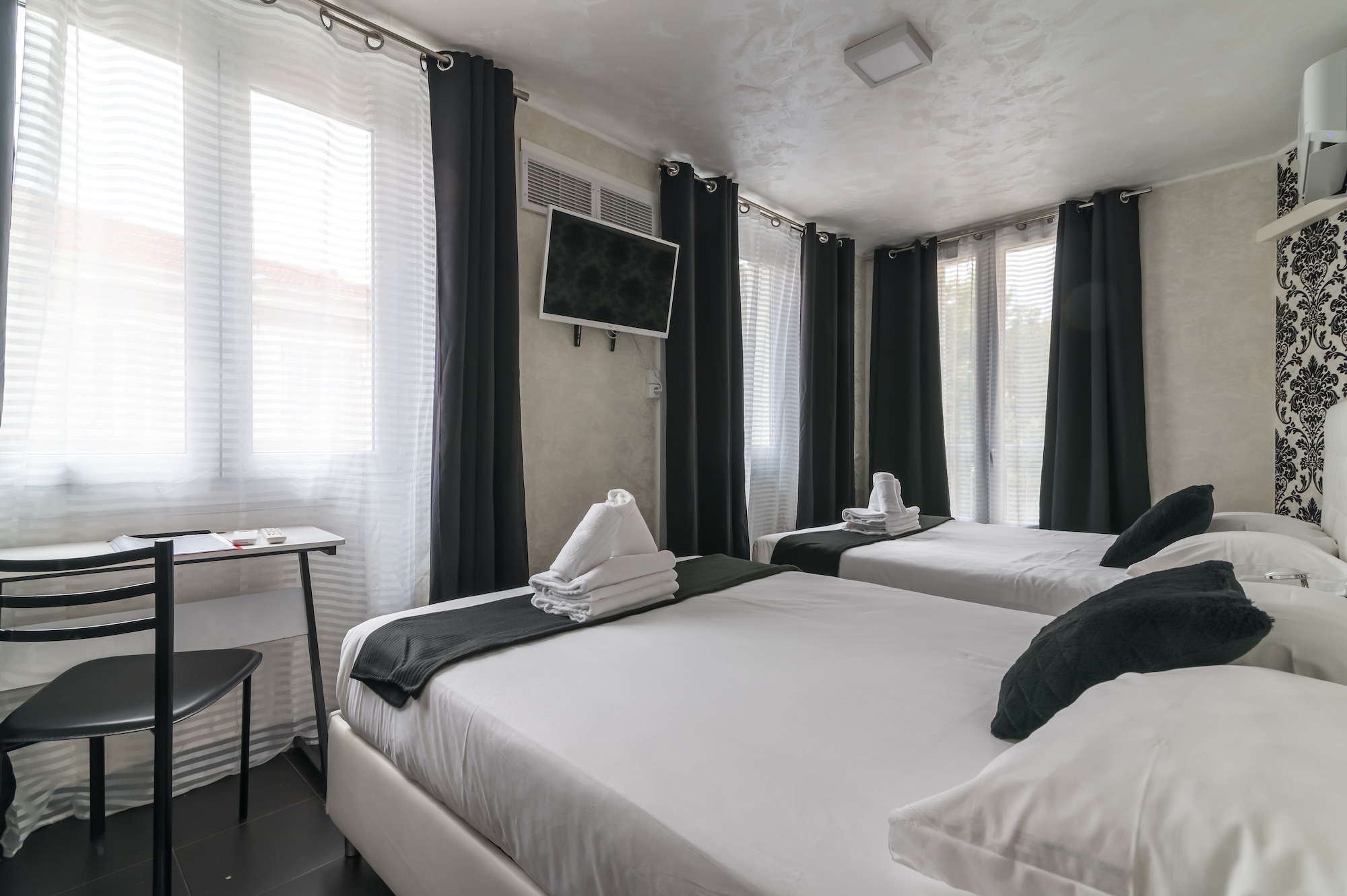 غرفة عائلية بسرير مزدوج وسريرين منفصلين، Hotel Des Congres Et Festivals 5/10