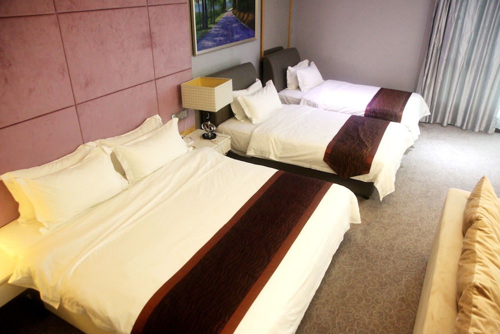 GRAND, DELUXE, QUEEN BED