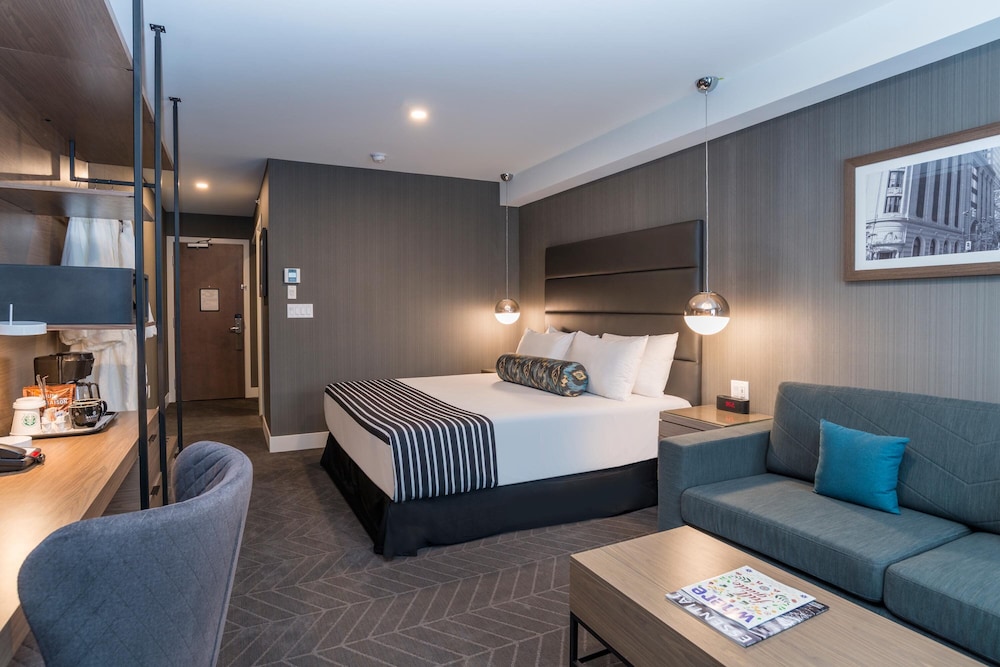 Sandman Signature Calgary Airport Hotel 13/47
