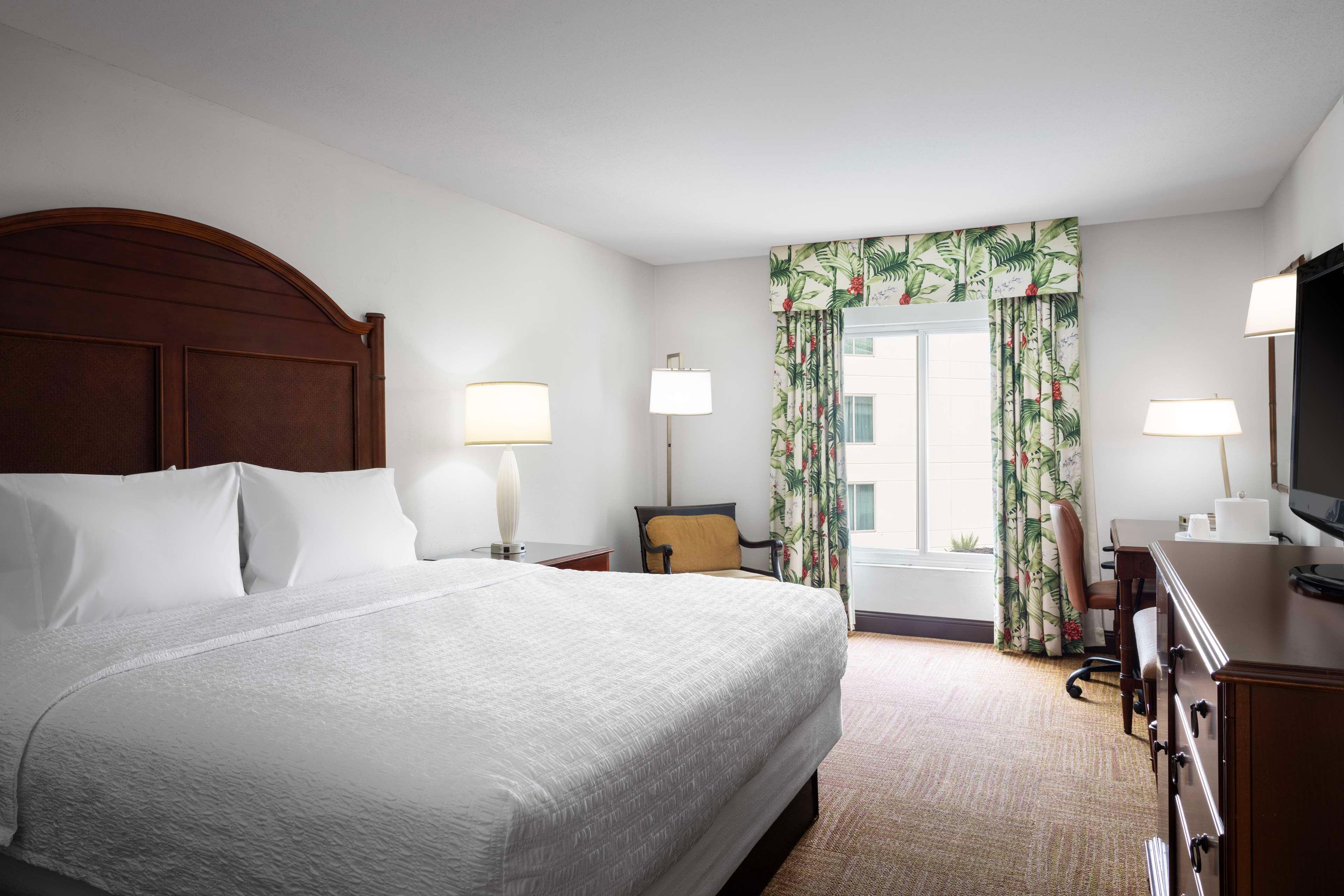 DELUXE, KING BED, POOL VIEW