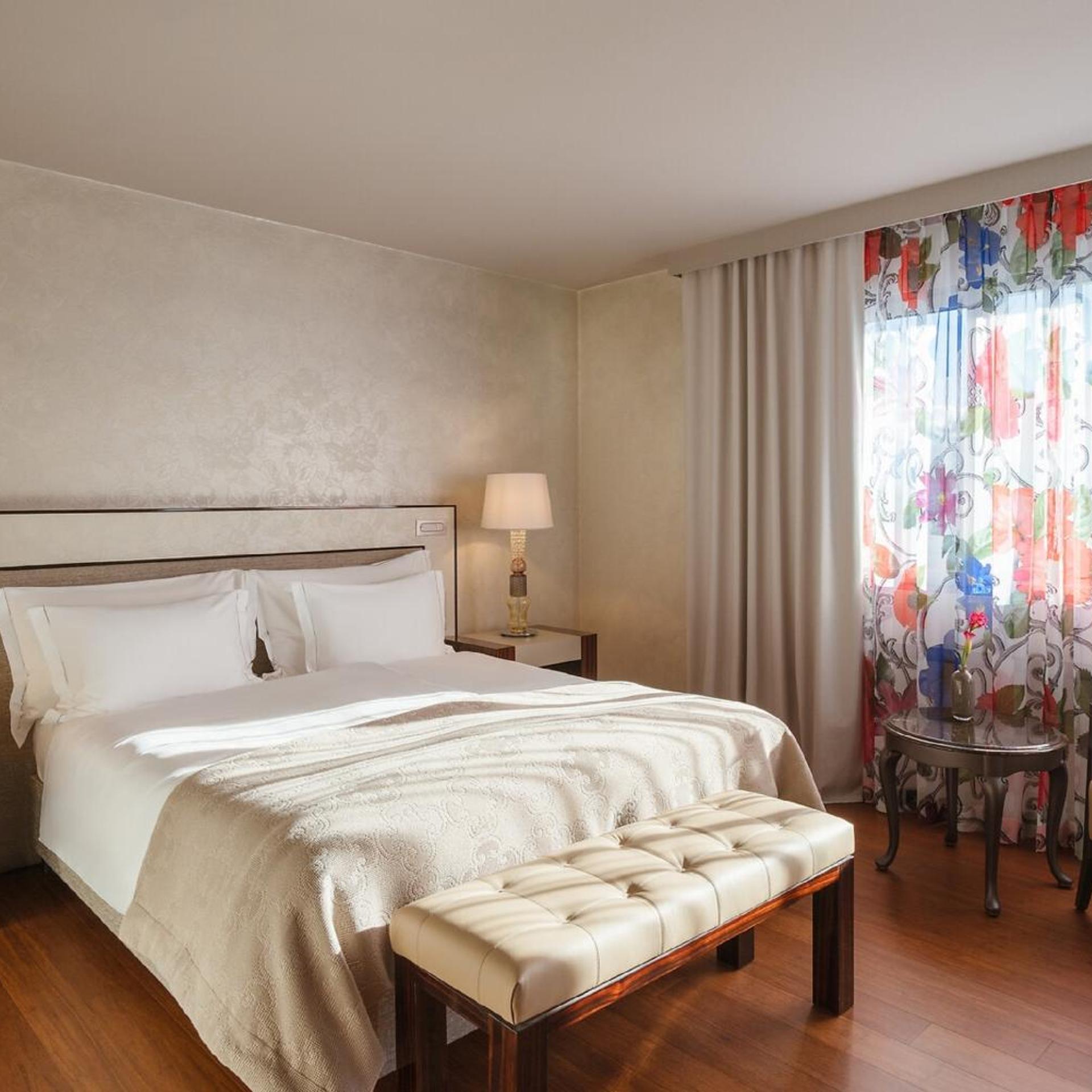 Deluxe, Double Bed, Partial Lake View