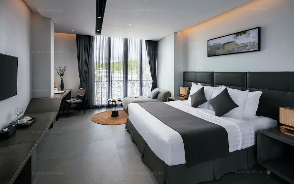 DELUXE, SUITE, CITY VIEW