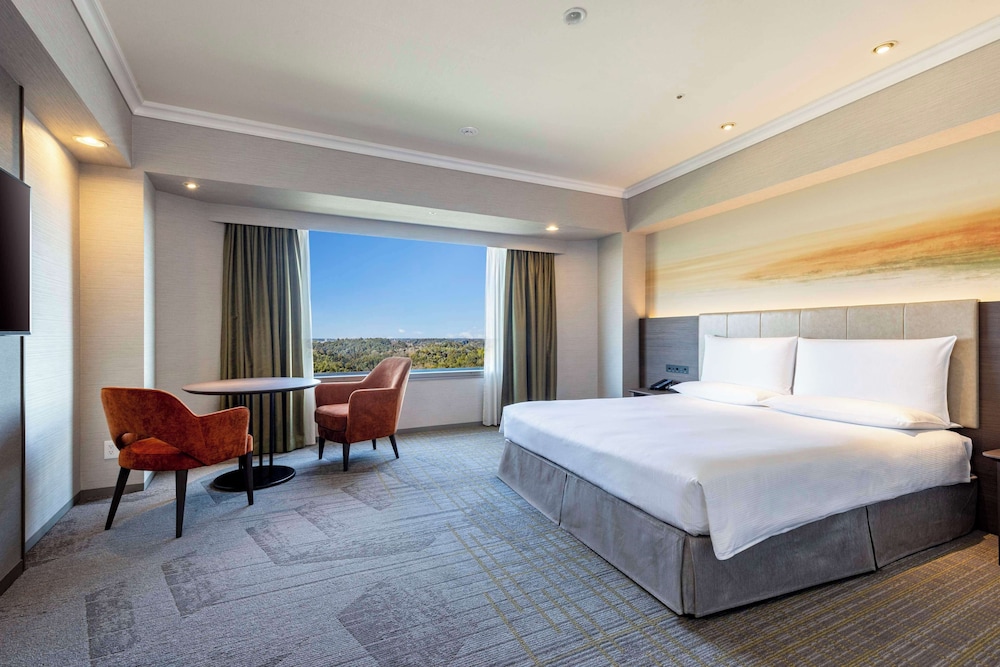 Superior, Deluxe, Queen Bed, Airport View