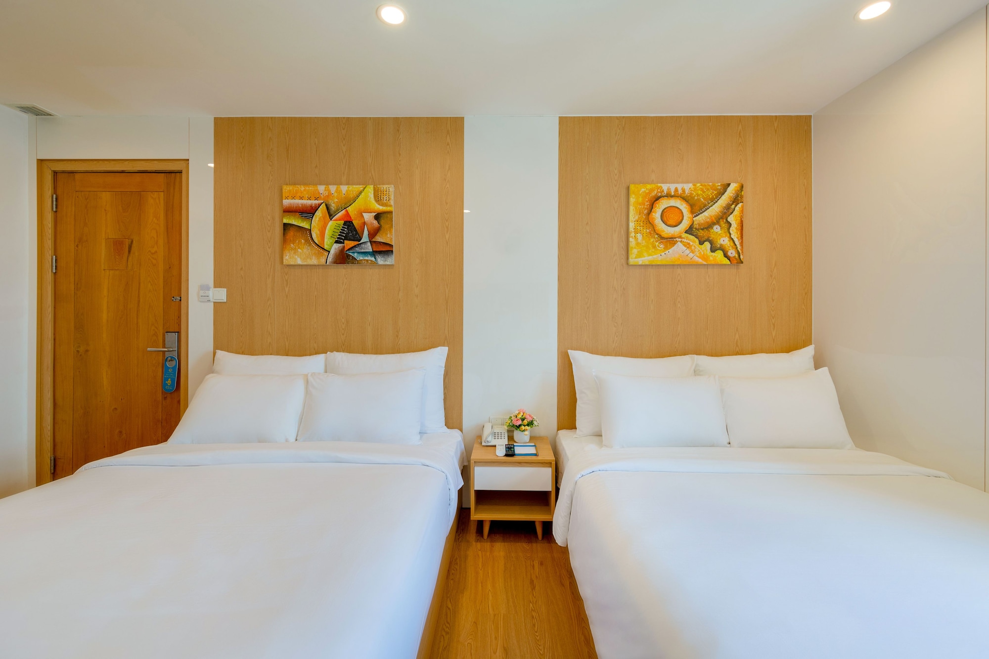 PREMIER, 2 DOUBLE BEDS, CITY VIEW