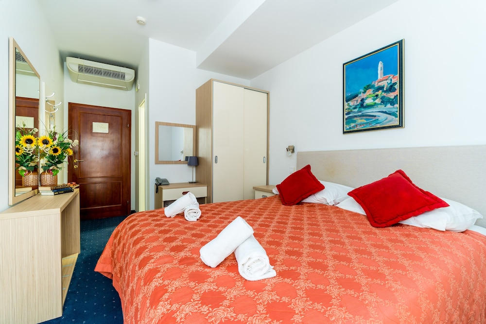 ROOM, DOUBLE BED