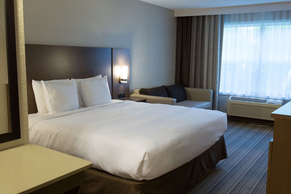 Country Inn & Suites by Radisson, Platteville, WI 6/48