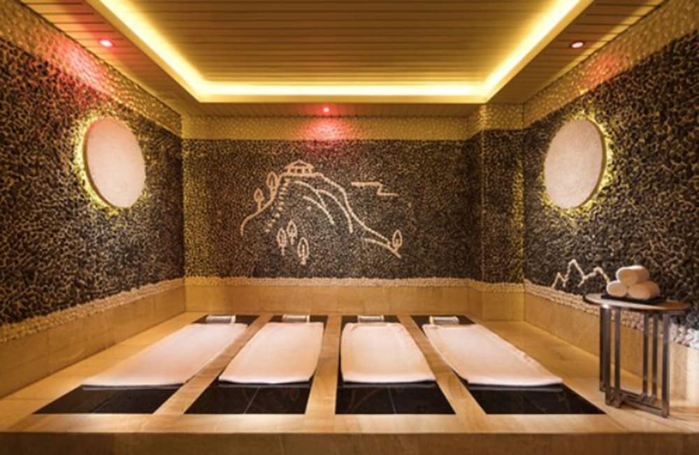 Grand Bay Hotel Beijing 30/70