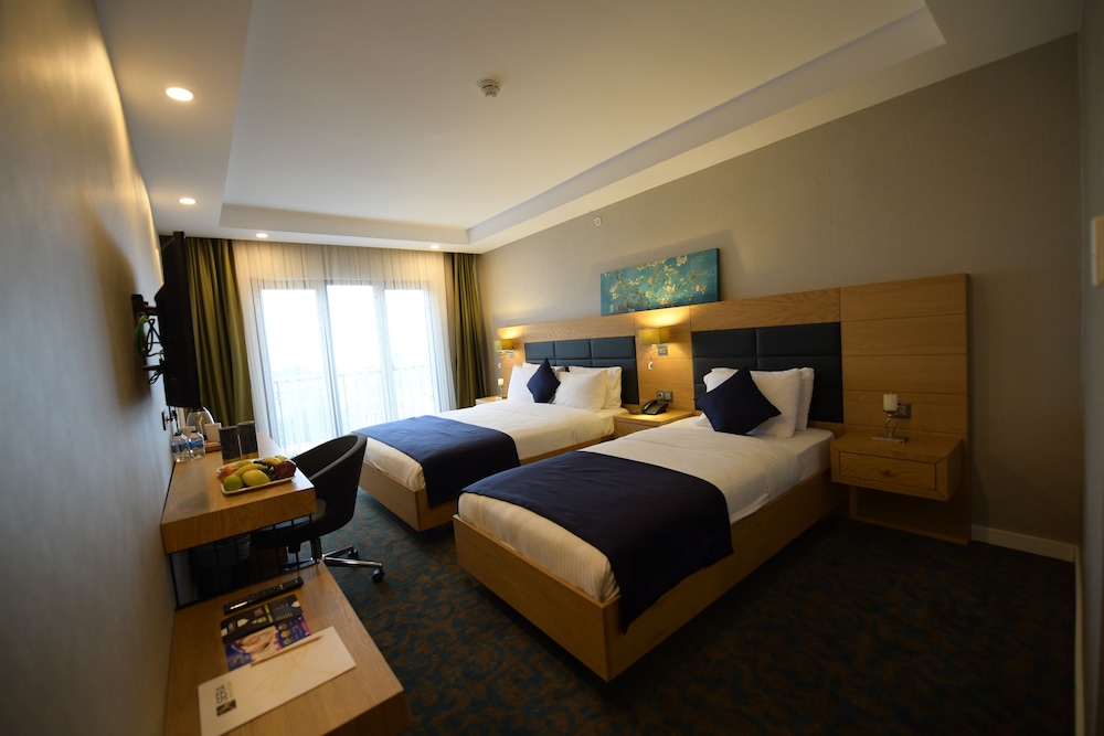 1 BEDROOM, DELUXE, TRIPLE, PARTIAL SEA VIEW