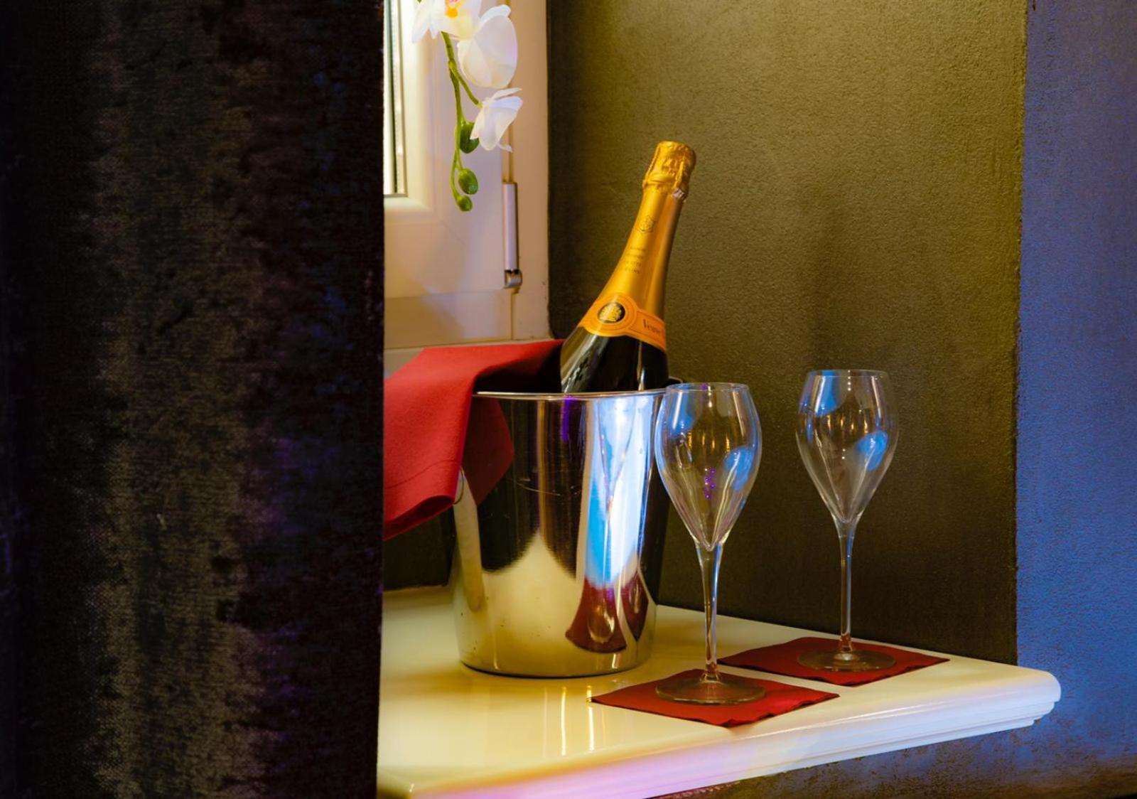 Rhome Luxury Suite 8/25
