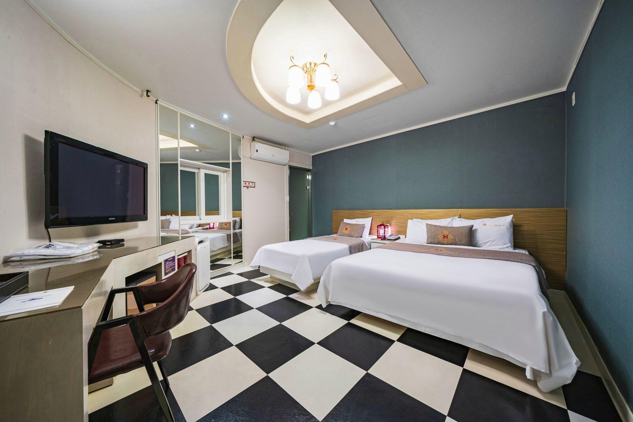 S Hotel 12/33