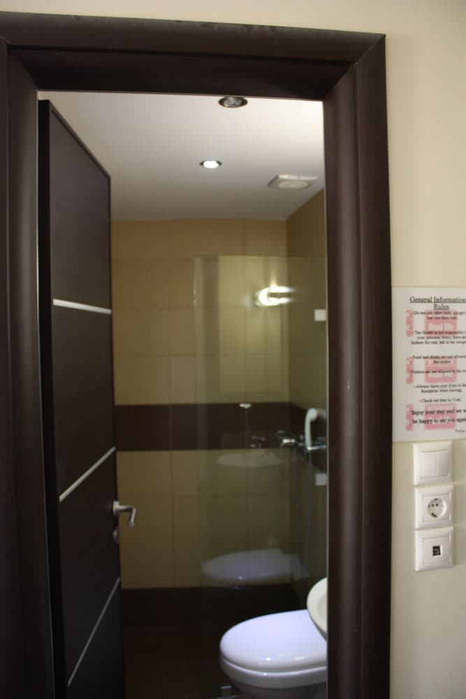 Pella Inn Hostel 32/36