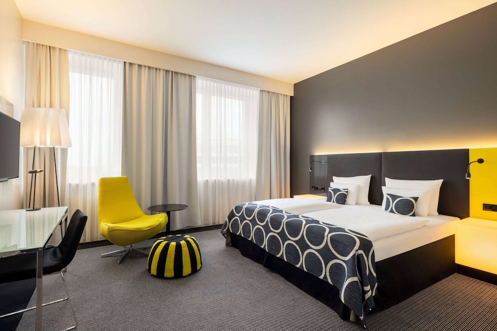 SUPERIOR, SUITE, KING BED
