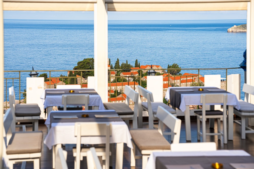 Hotel Adrovic 54/74