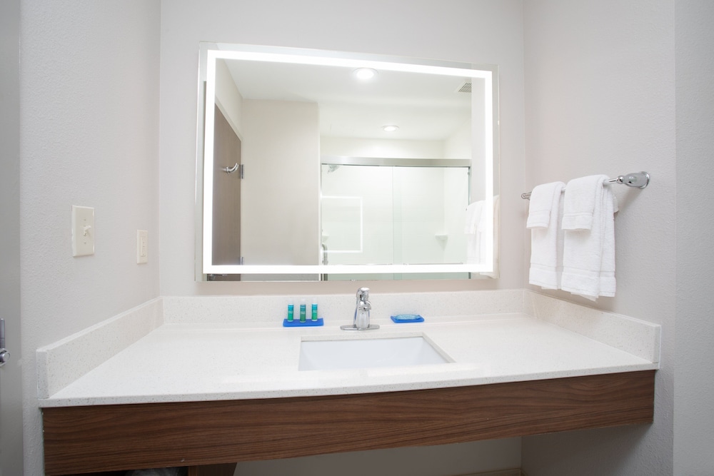 Holiday Inn Express Slidell 70/73