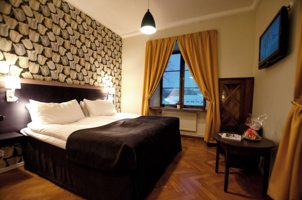 Mansion, Queen Bed