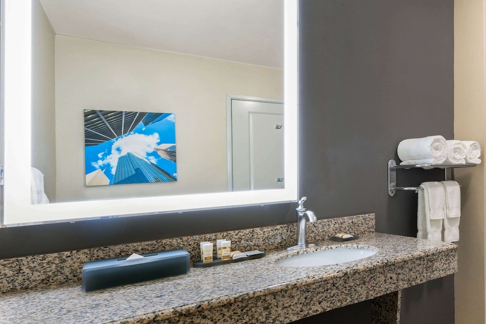 La Quinta Inn & Suites by Wyndham Houston Energy Corridor 31/61