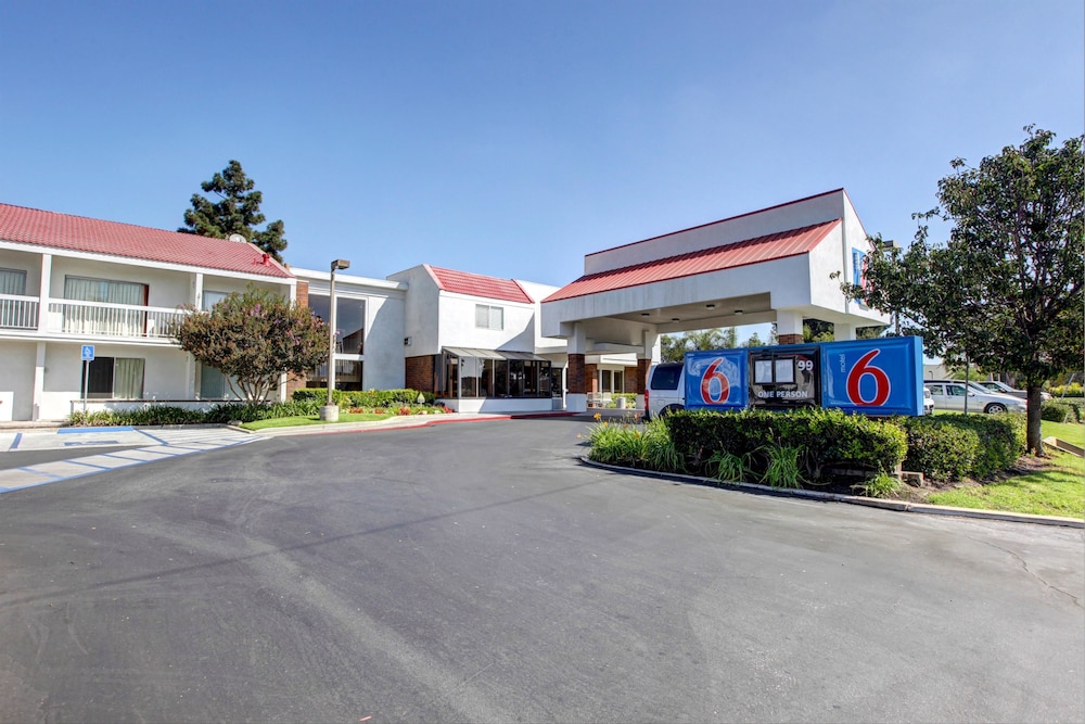 Motel6 Santa Ana, CA - Irvine - Orange County Airport