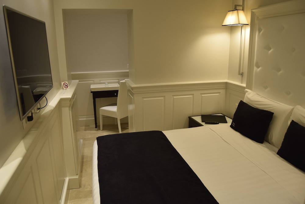 ROOM, SINGLE