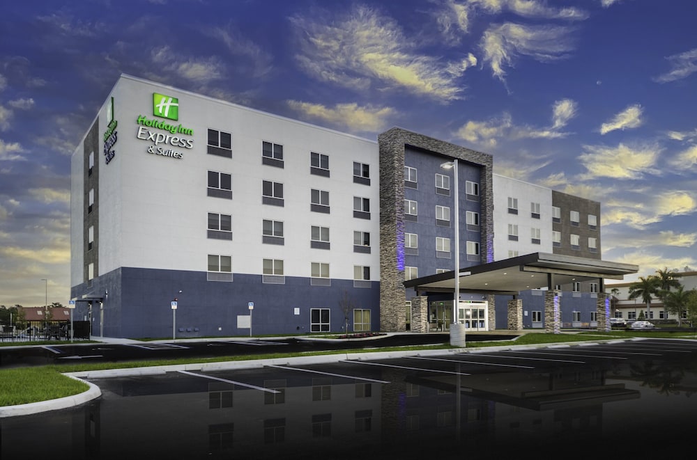 Holiday Inn Express & Suites Fort Myers Airport 1/54