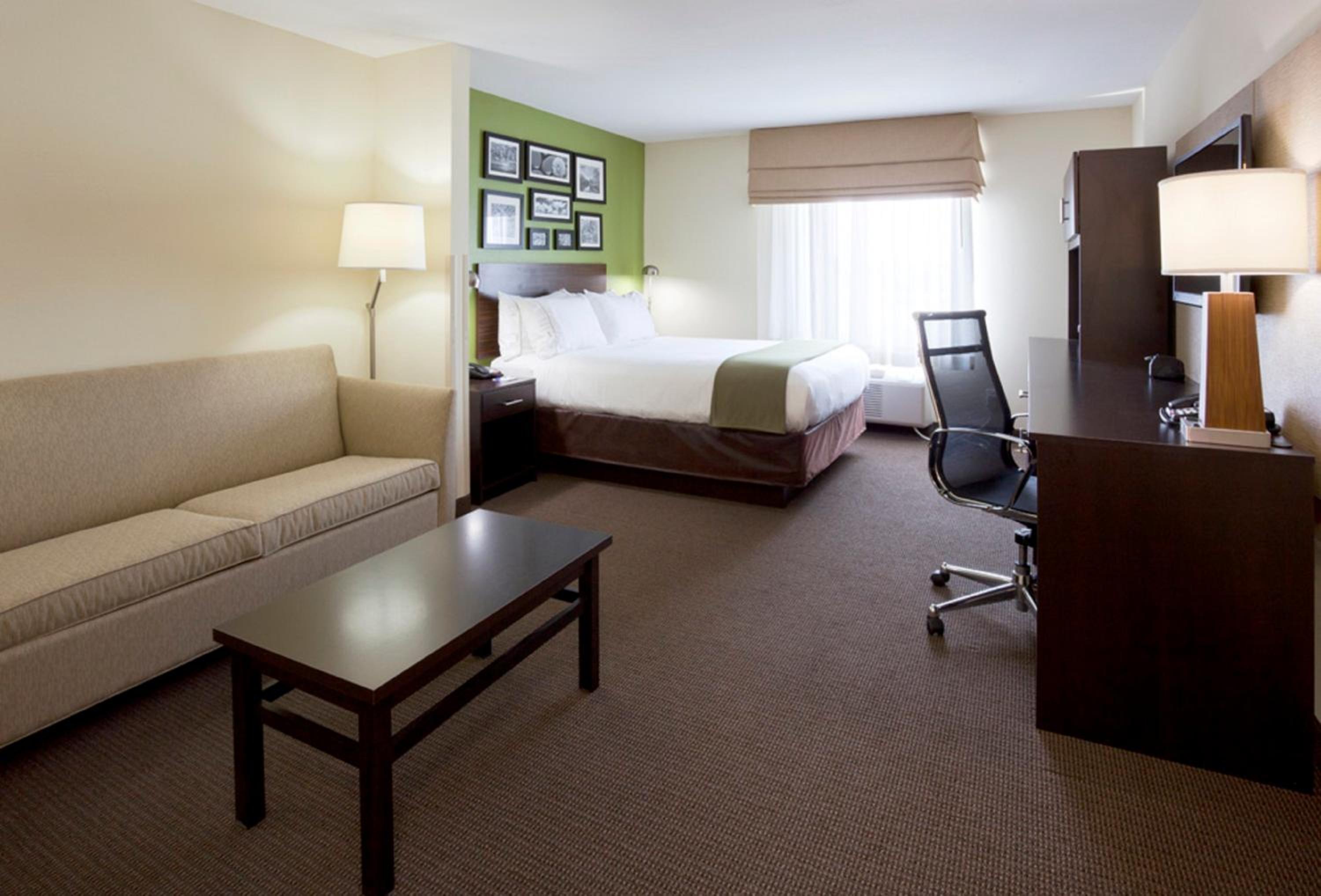 Suite, Queen Bed, Sofa