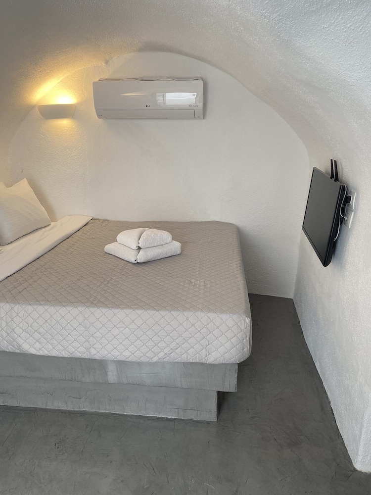 Aqua Serenity Santorini Luxury Suites 19/50