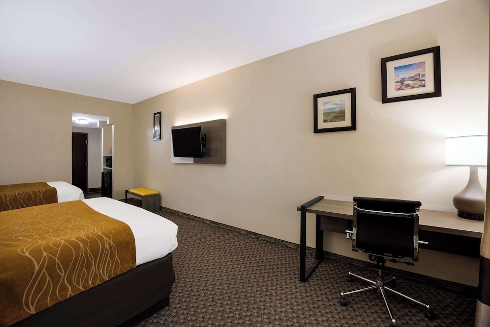 Suite, 2 Queen Beds, Sofa, Comfort Inn & Suites Midway - Tallahassee West 4/7