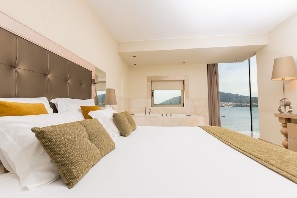 Master, Suite, Twin Beds, Sofa
