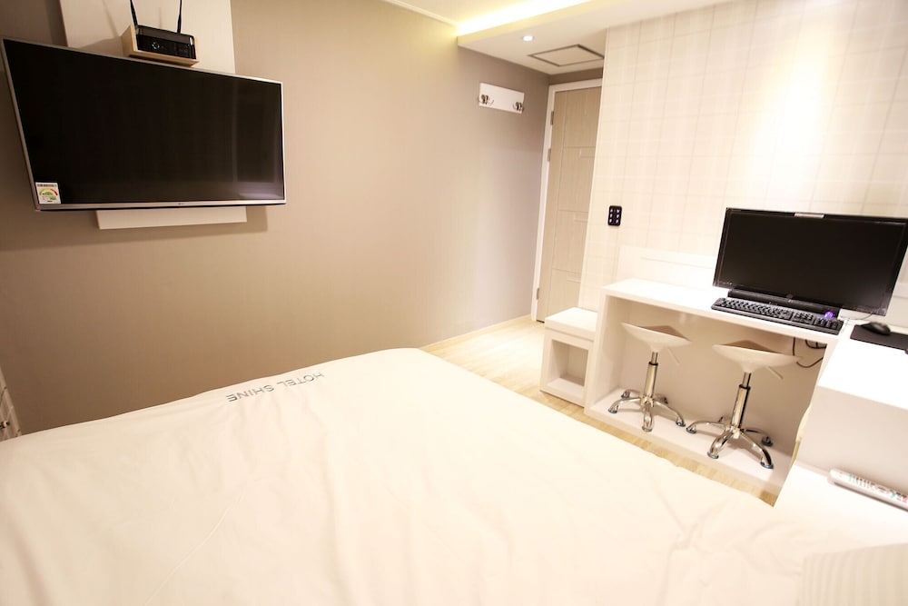 Shine Hotel 43/49