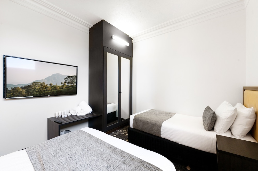 BURKE & WILLS HOTEL 29/63