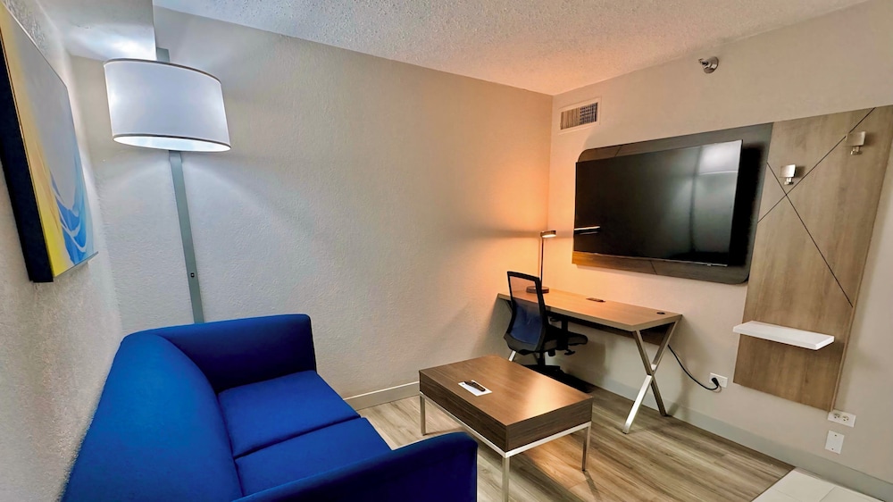 Holiday Inn Express Chicago Downers Grove 68/74