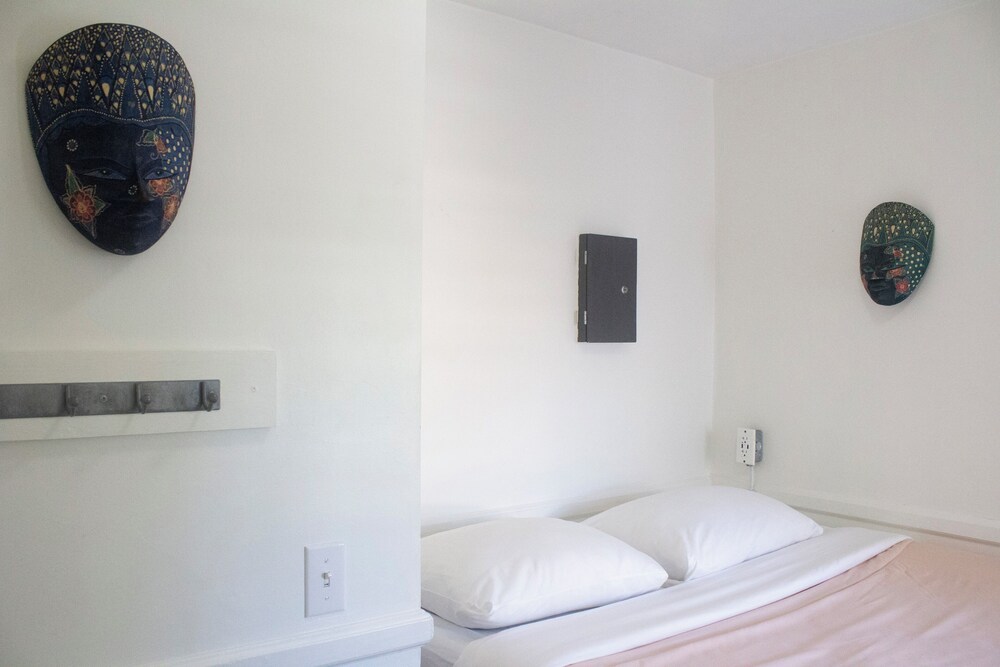Ocean Island Inn Backpackers Suites Hostel 17/79