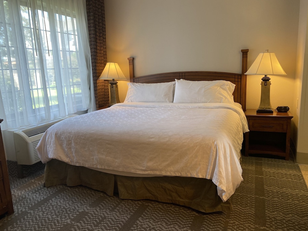 Staybridge Suites Milwaukee West-Oconomowoc 11/73