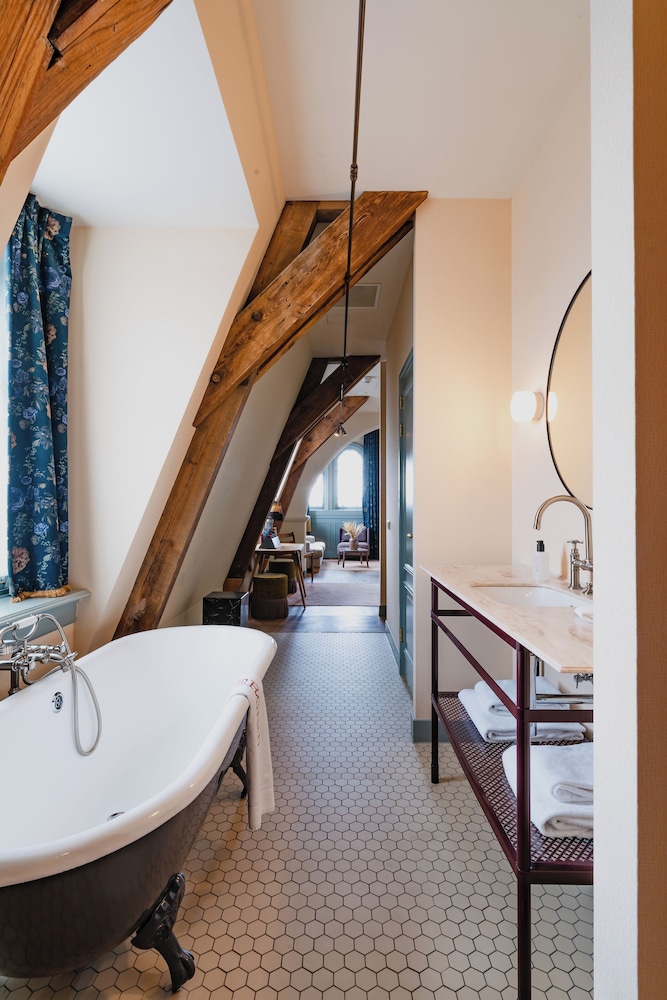 Honeymoon, Suite, King Bed, Hotel Mercier 9/10