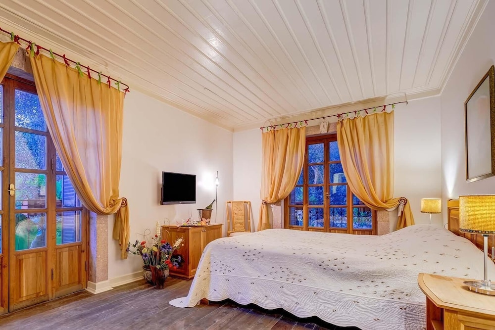 ROOM, DOUBLE BED