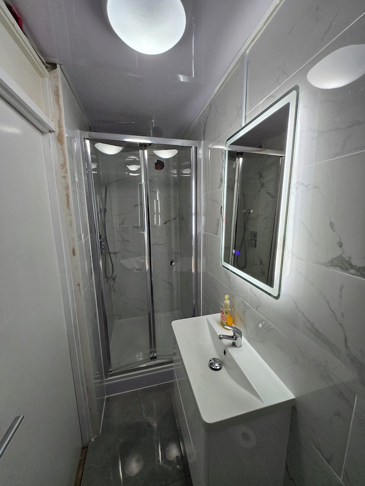 SnoozeDen Chalvey - Free Parking, Near M4 J6 30/35