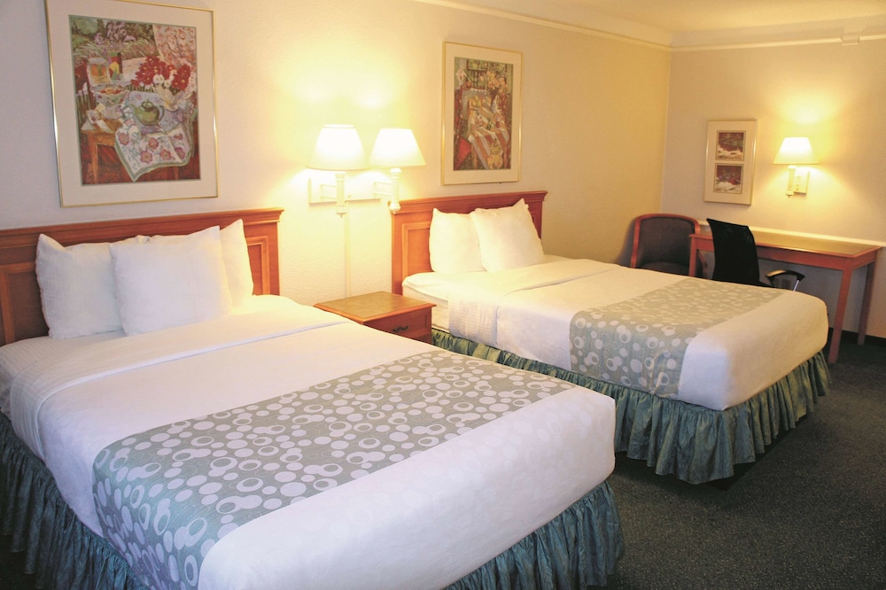 La Quinta Inn Kansas City Lenexa 21/50