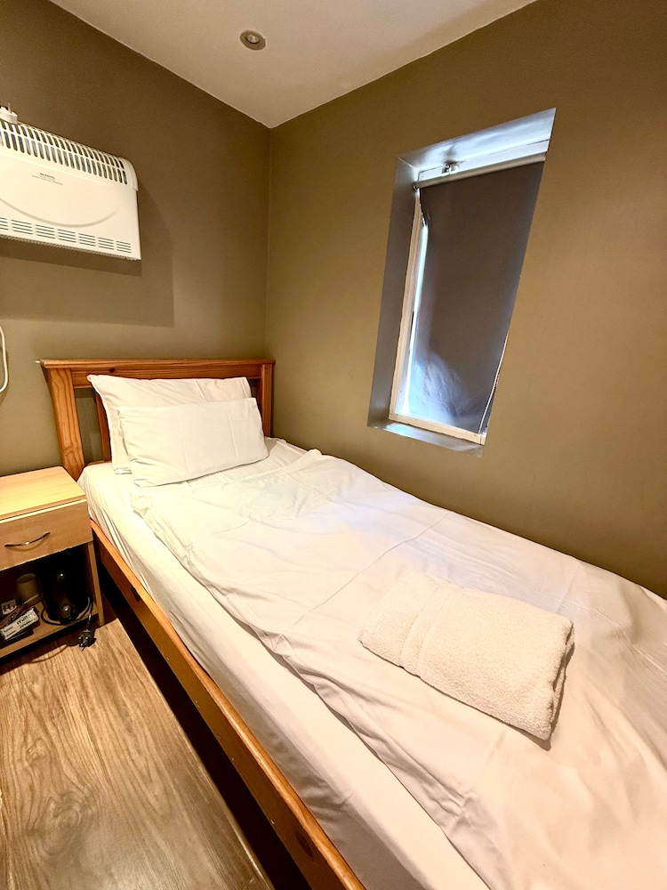 Ebury House Hotel 6/50