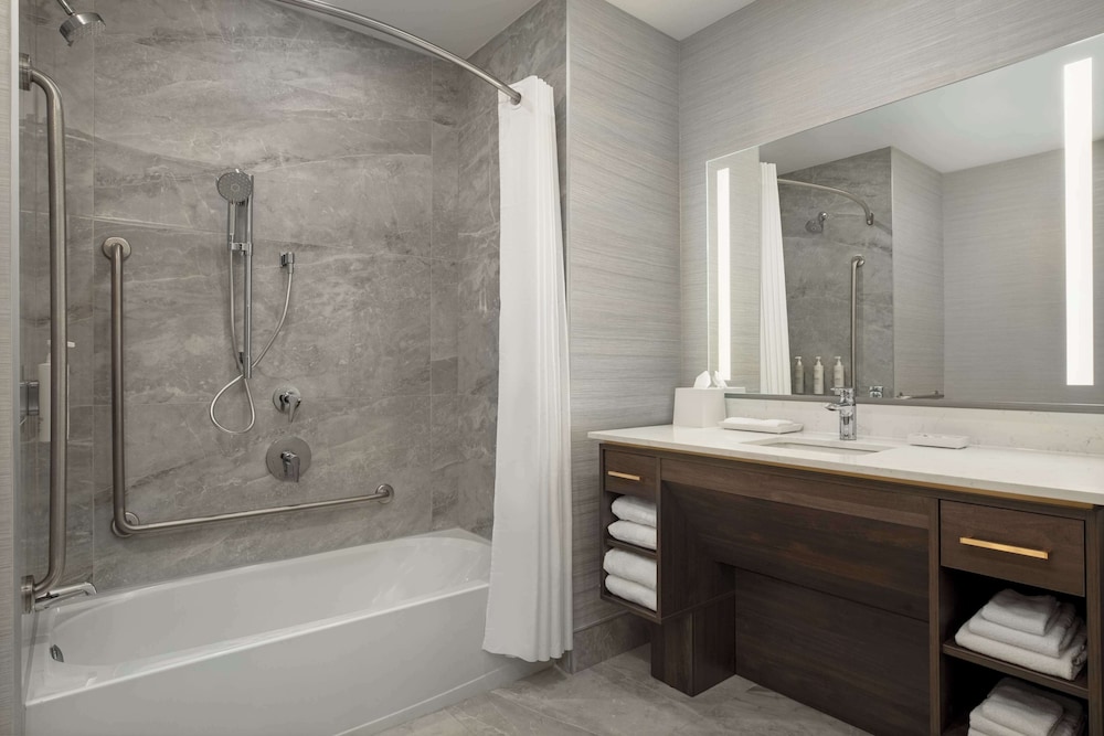 Suite, Queen Bed, Accessible