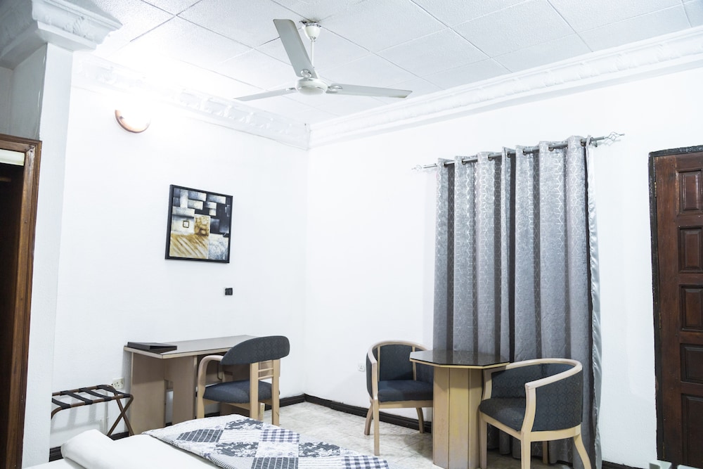 Hill View Hotel West Airport 63/68