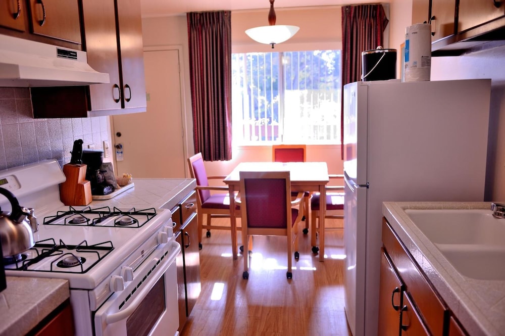 Pacific Gardens Inn 34/64