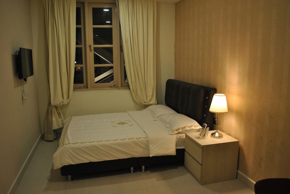 JAYLEEN CLARKE QUAY HOTEL 17/41