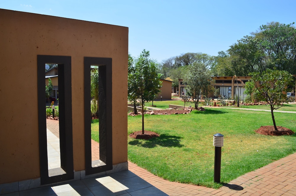 Manor Hills Guest Lodge 25/40