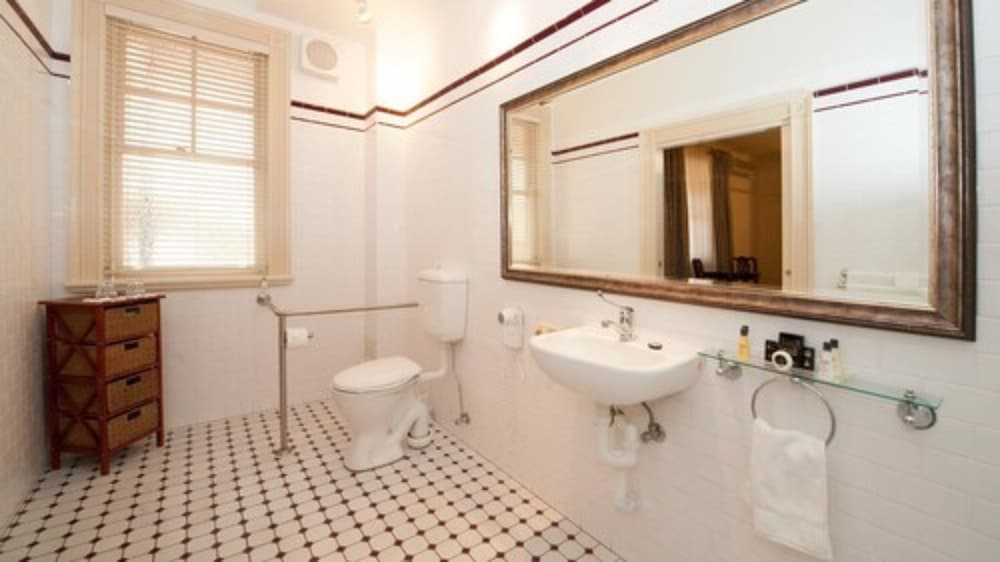 Cobb & Co Court Boutique Hotel 7/29