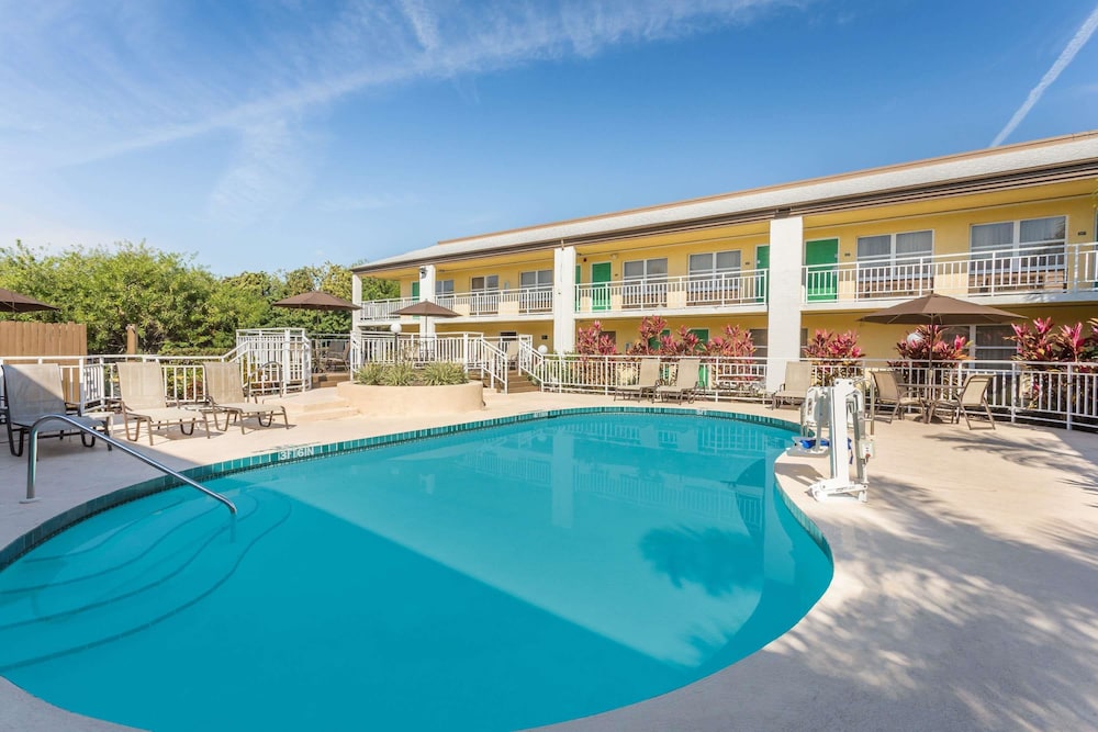 Super 8 by Wyndham Ellenton Bradenton Area 5/29
