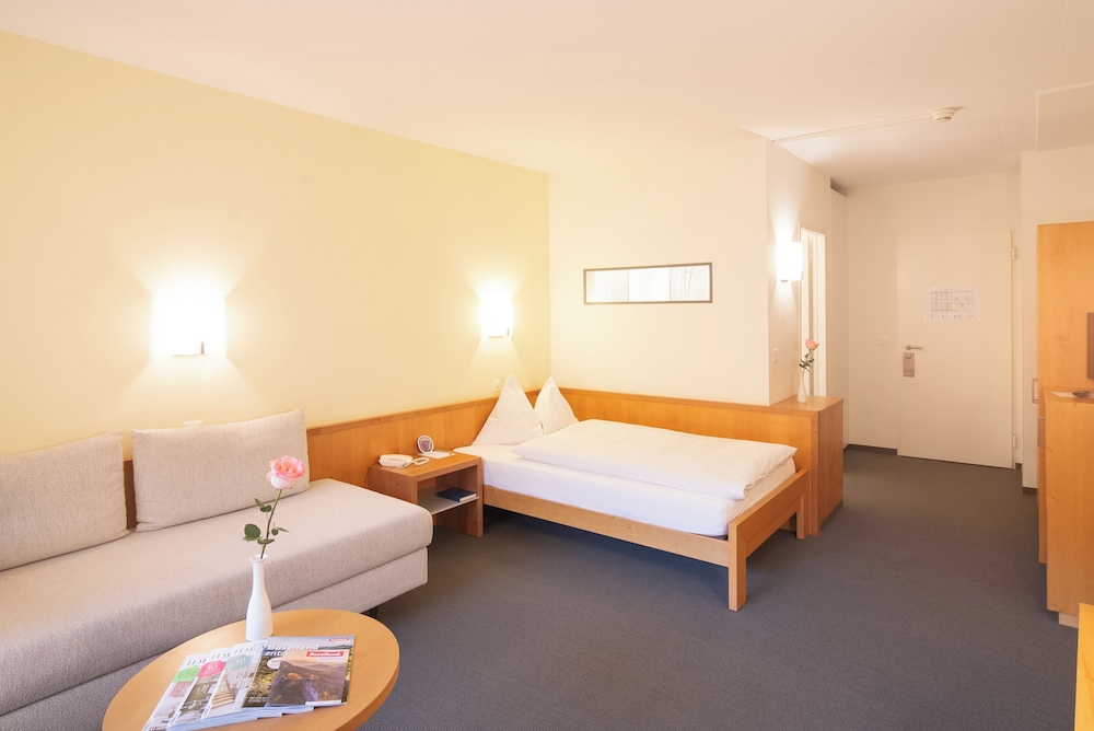 STANDARD, QUEEN BED