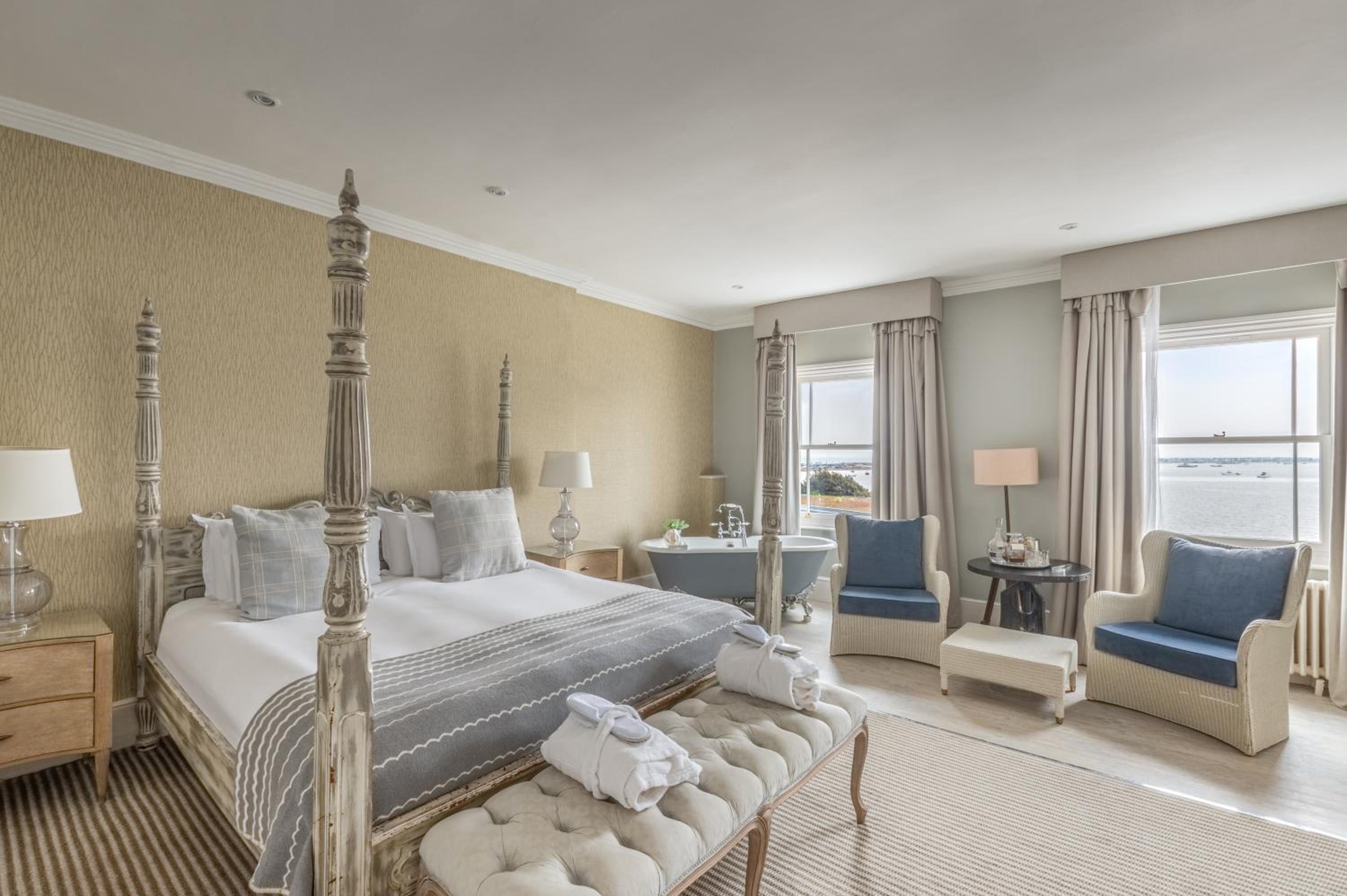 Deluxe, Double Bed, Harbour View 6/9