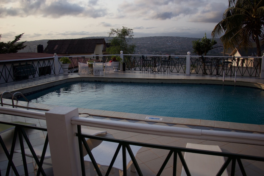 Hill View Hotel Mccarthy Hills 65/67