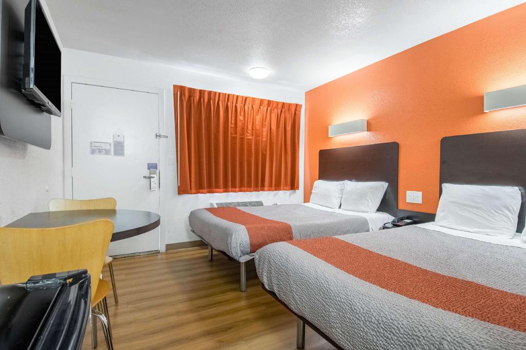 2 Full Beds - Smoking, Mini Fridge
