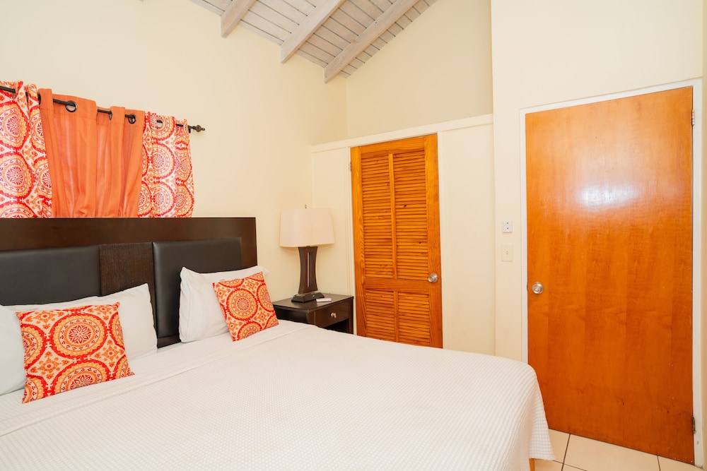 Connies Comfort Suites 14/50