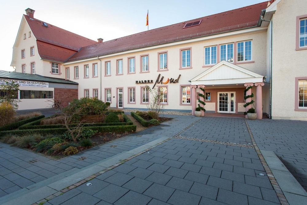 Hotel Halber Mond 38/50